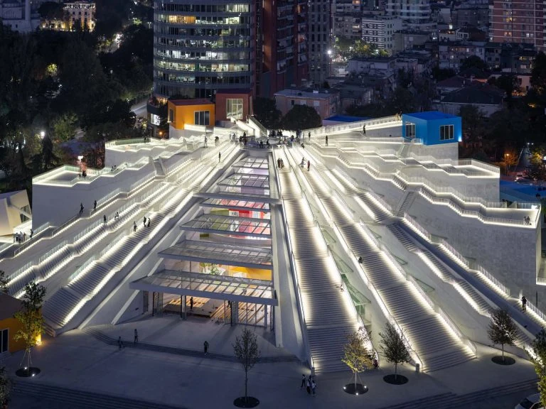 Vista esterna illuminata della Piramide di Tirana