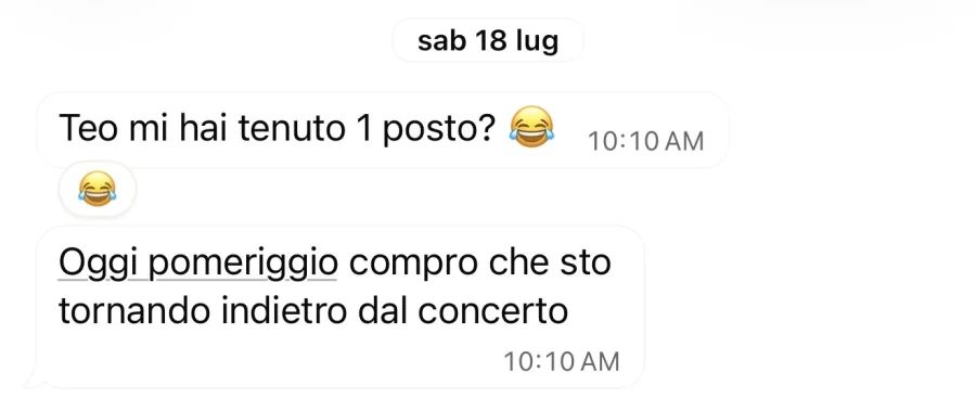 Messaggio WhatsApp: «Teo mi hai tenuto 1 posto?» e «Oggi pomeriggio compro che sto tornando indietro dal concerto»