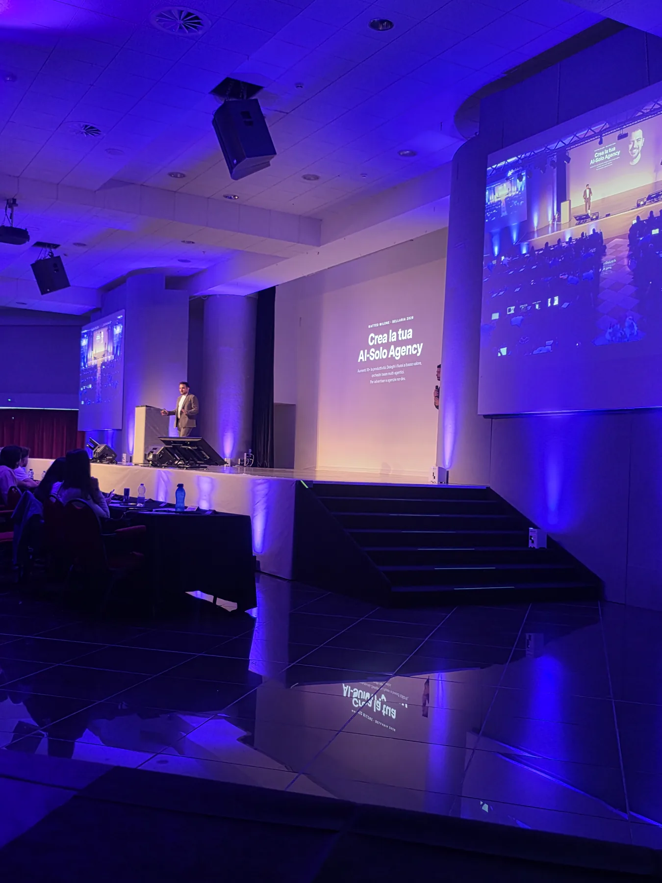 Matteo Milone sul palco durante un workshop sull’AI Solo Agency