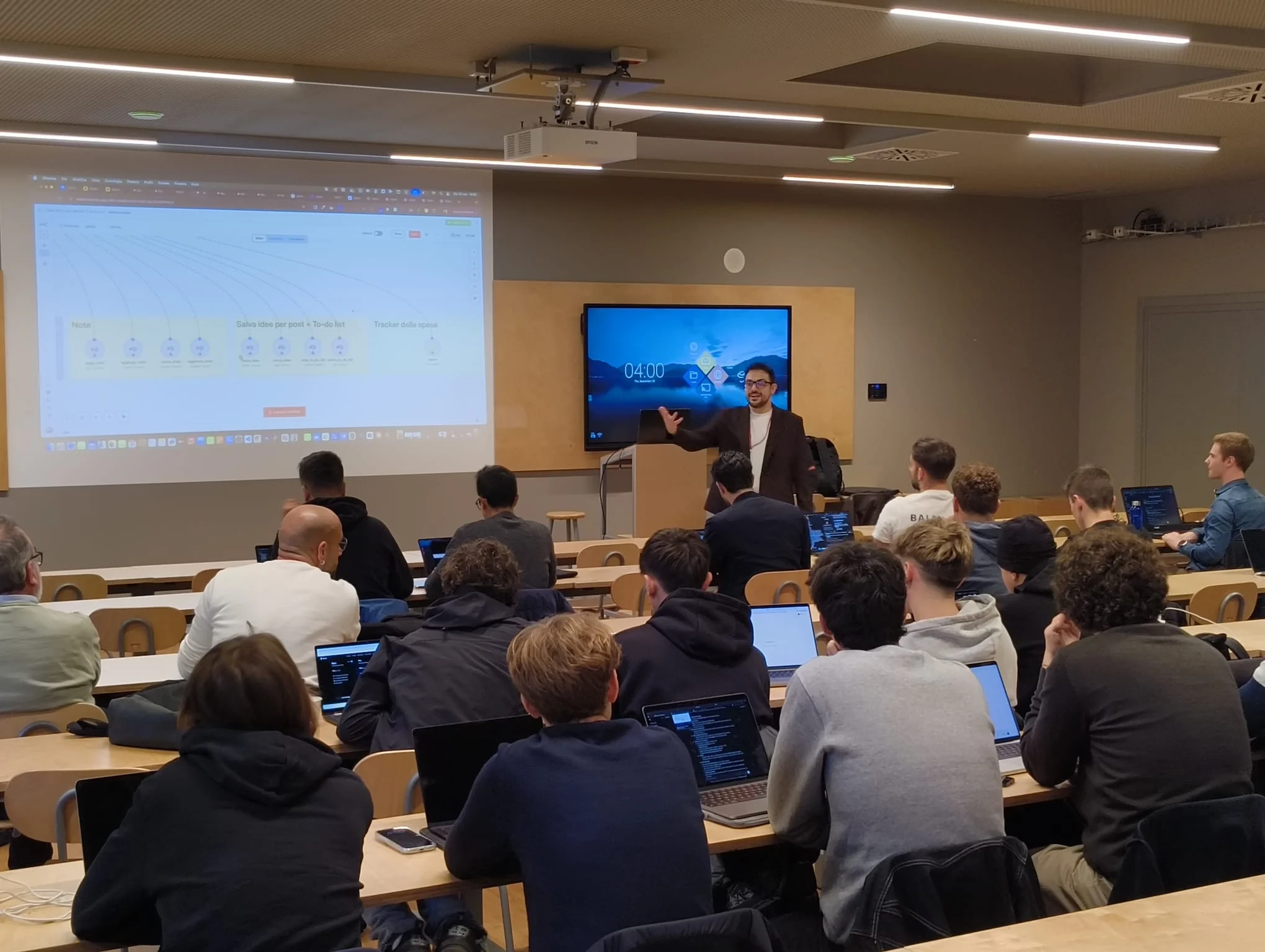 Matteo Milone durante un workshop pratico di automazione davanti a una sala di partecipanti